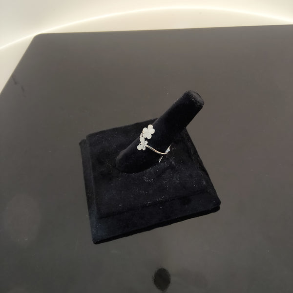 White flower design silver ring