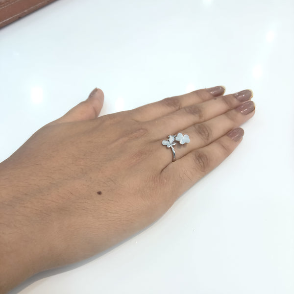 White flower design silver ring