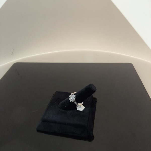 Silver ring with flower design