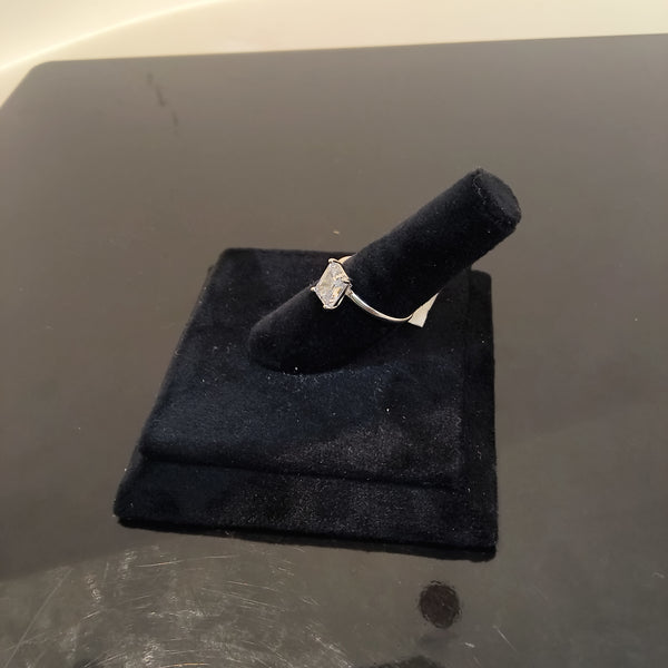 Diomond look silver ring