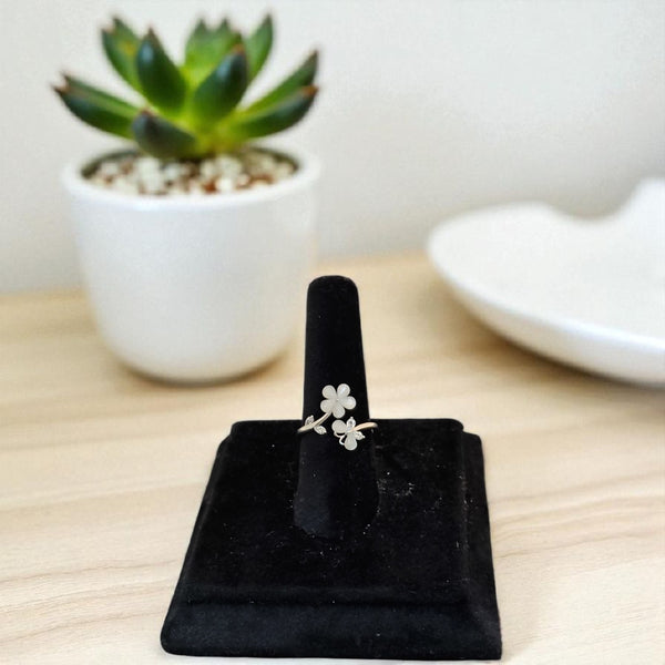 White flower design silver ring