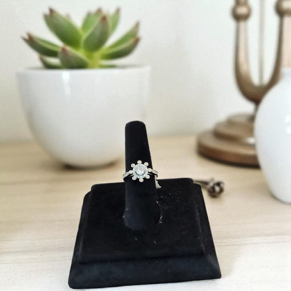 Silver ring with flower design